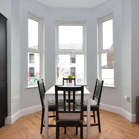 2 Bdr & 1 Bdr Apartments At Queens Uni By Belfast City Breaks מראה חיצוני תמונה